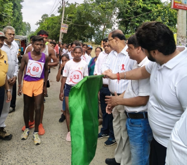 हरी झंडी दिखाते कुलपति