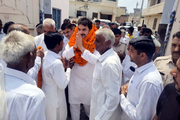 कुलदीप बिश्नोई का स्वागत करते क्षेत्रवासी।