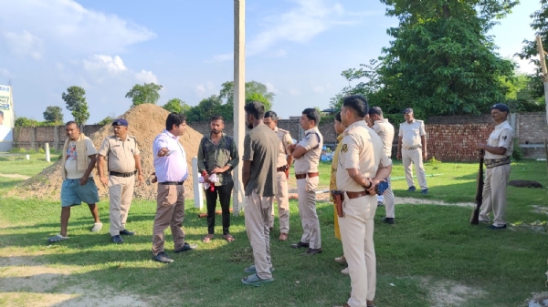 मामले को सुलझाते प्रशासनिक अधिकारी