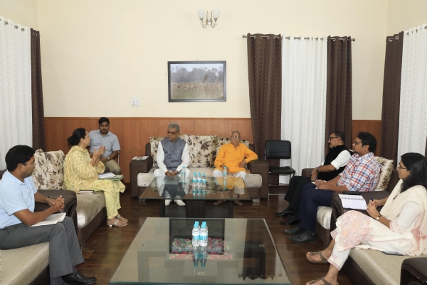 डा. अरुण कुमार अफसरों के साथ बैठक के दौरान विकास कार्यों की समीक्षा करते हुए।