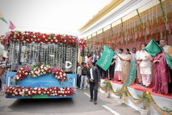 दिल्ली विश्वविद्यालय स्पोर्ट्स कॉम्प्लेक्स में गुरुवार को  यू स्पेशल बसों को हरी झंड़ी दिखाती मुख्यमंत्री रेखा गुप्ता और परिवहन मंत्री पंकज कुमार सिंह