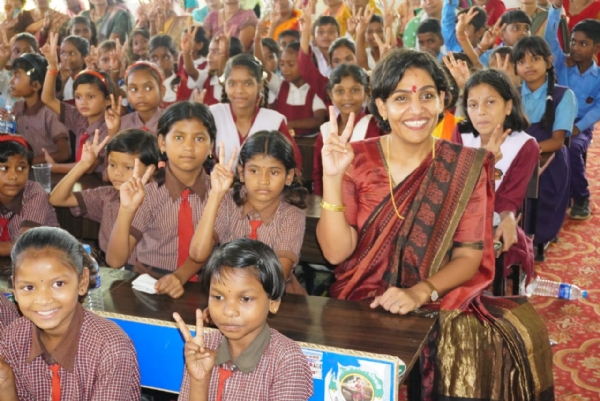 Seoni: 1111 desks and benches made available in Ghansor through Gift a Desk initiative, Collector Sanskriti Jain expressed gratitude