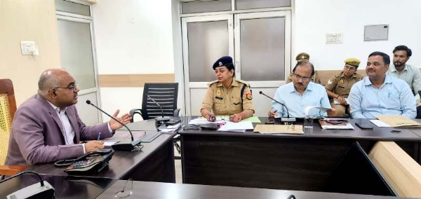 कानपुर में रानी लक्ष्मीबाई महिला एवं बाल सम्मान कोष योजना की समीक्षा बैठक को संबोधित करते जिलाधिकारी जितेन्द्र प्रताप सिंह का छायाचित्र