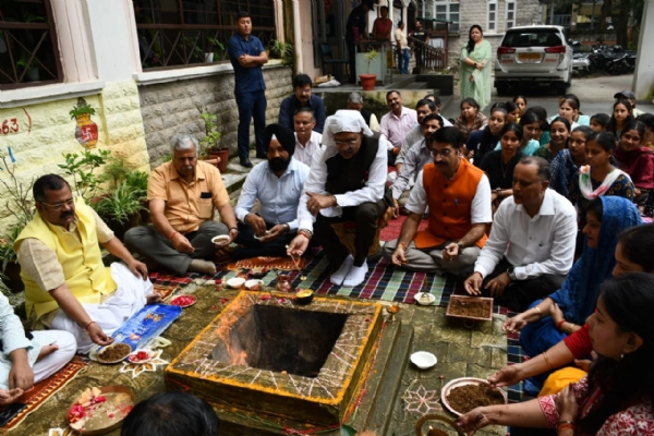 यज्ञ में हिस्सा लेते हुए कुलपति और अन्य।