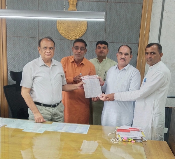 प्राइवेट स्कूल संघ के पदाधिकारी माध्यमिक शिक्षा विभाग के निदेशक काे ज्ञापन देते हुए
