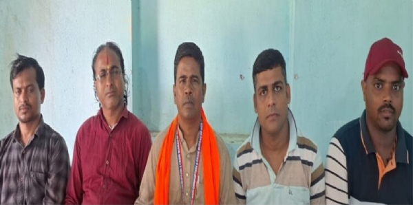 उद्घाटन शिलापट्ट में अपने नेताओं का नाम नहीं होने से विरोध करते भाजपा और शिलापट