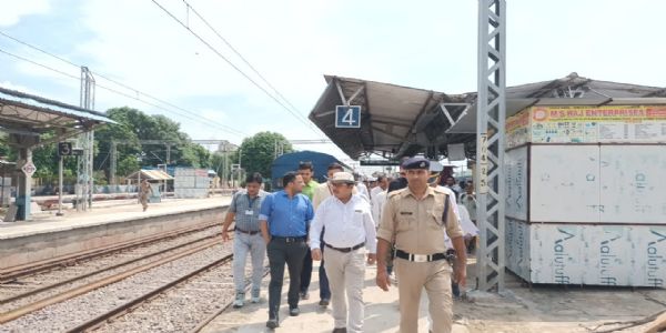 डीआरएम ने चुनार रेलवे स्टेशन का निरीक्षण कर दिए सख्त निर्देश