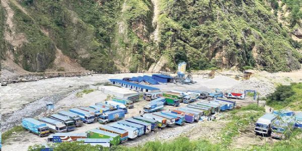 नेपाल आने वाले 400 से अधिक कंटेनर चीन की सीमा में रुकने से नेपाल के व्यापारी परेशान