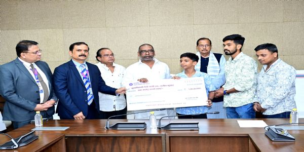 मुख्यमंत्री ने तीन कर्मियों के परिजनों को सौंपा एक करोड़ का चेक
