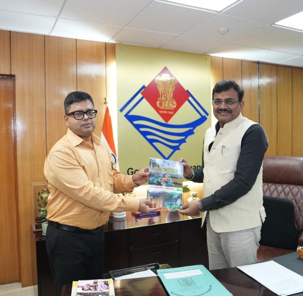 उत्तराखंड फ़िल्म विकास परिषद के संयुक्त मुख्य कार्यकारी अधिकारी डॉ.नितिन उपाध्याय  मुख्य सचिव आनन्द बर्द्धन से शिष्टाचार भेंट करते।