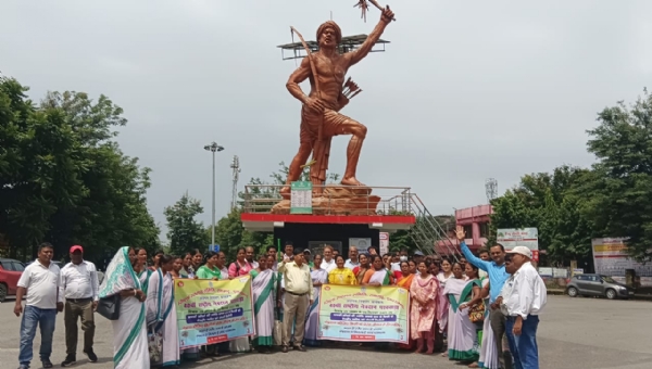 रैली में शामिल अधिकारी