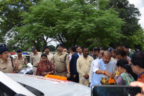 वाहन की पूजा करते राज्य मंत्री दिलीप जायसवाल