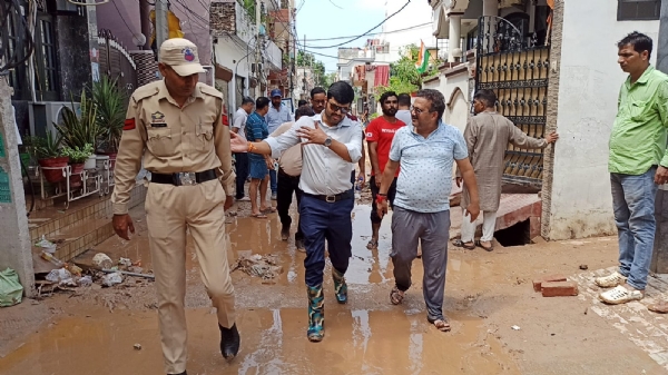 बाढ प्रभा्वित इलाकाें का दाैरा करते जेएमसी आयुकत्