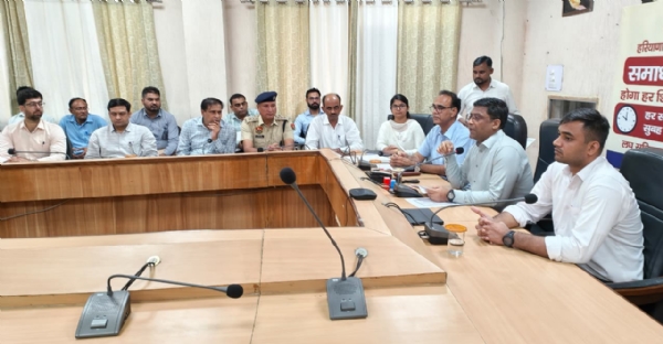 बैठक की अध्यक्षता करते हुए डीसी।