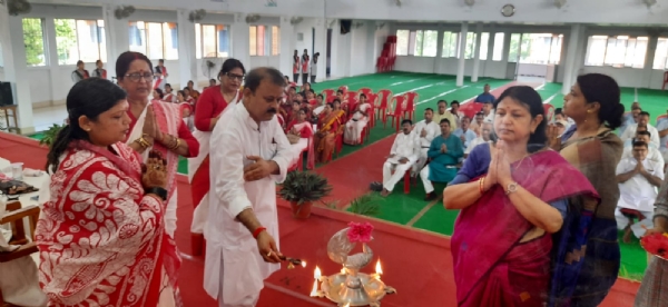 उद्घाटन करते अतिथि