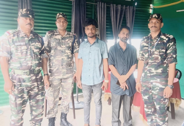 पकड़े गए दो दो बांग्लादेशी के साथ  एसएसबी जवान