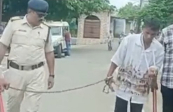 युवती पर सरेराह हमला करने वाले का पुलिस ने करायी पैदल परेड