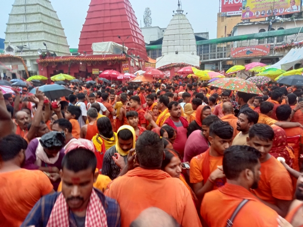 बाबा बैद्यनाथ धाम में  श्रद्धालु