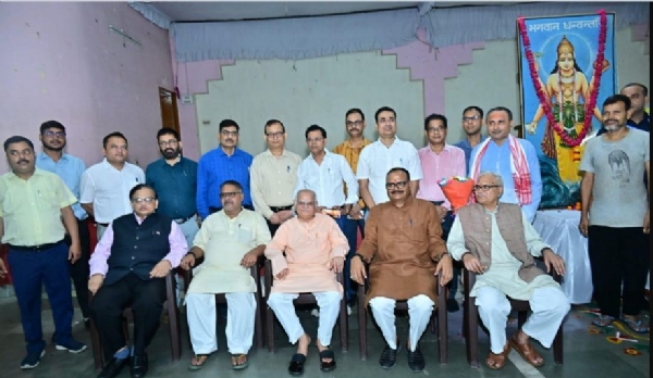 भाऊराव देवरस सेवा न्यास के कार्यकर्ताओं के साथ बैठे स्वान्त रंजन और उप मुख्यमंत्री ब्रजेश पाठक