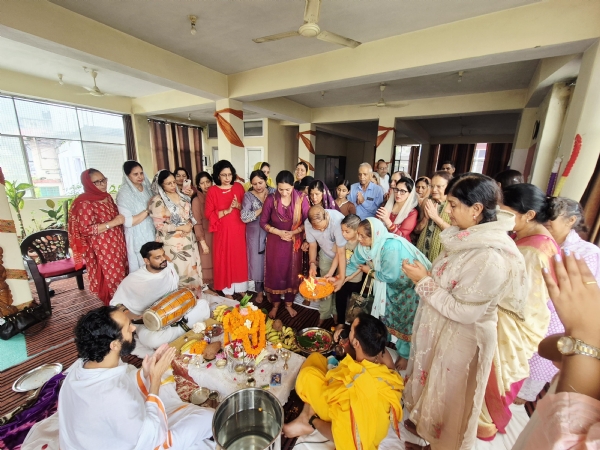 रुद्राभिषेक पूजा का आयोजन करते हुए आर्ट आफ लिविंग के सदस्य।