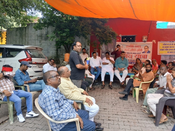 बैठक कर मंदिर को कब्जामुक्त कराने की रणनीति बनाते लोग