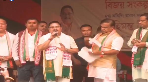 असमः तामुलपुर के नाग्रीजुली में भाजपा की जनसभा को संबोधित करते प्रदेश भाजपा अध्यक्ष दिलीप सैकिया। साथ में मुख्यमंत्री डॉ. हिमंत बिस्व सरमा।