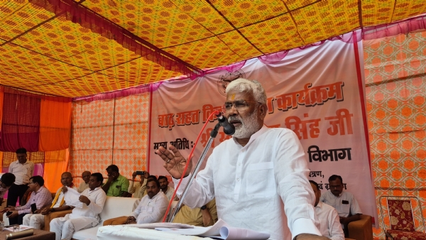 लोगों से संवाद करते मंत्री