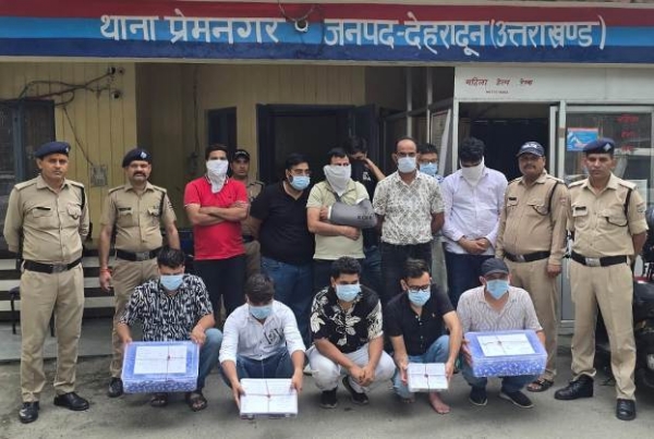 पकड़े गए आरोपित और पकड़ने वाली पुलिस टीम।