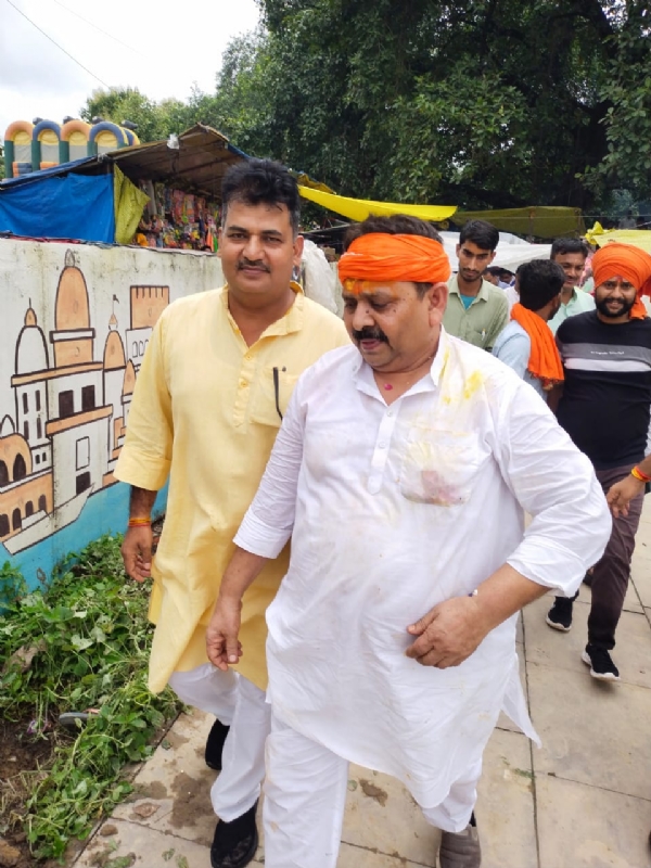 महादेव मंदिर में पौधरोपण करते राज्यमंत्री