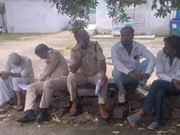 पाेस्टमार्टम रूम के बाहर छात्रा के परिजन