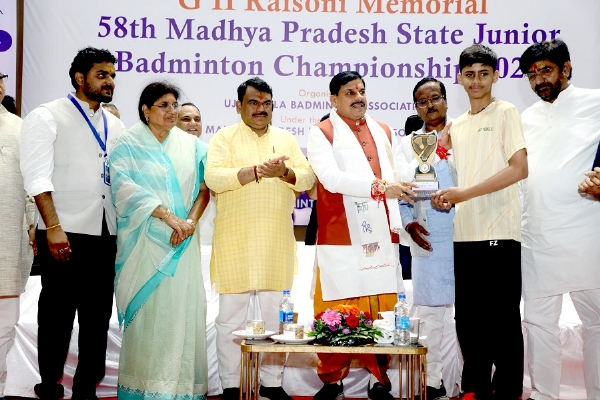 58वीं मप्र जूनियर स्टेट बैडमिंटन चैंपियनशिप के प्रतिभागियों को पुरस्कार वितरित करते हुए मुख्यमंत्री डॉ. मोहन यादव