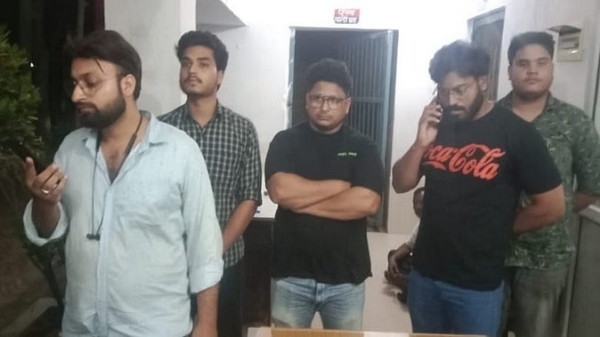 थाने में युवकों से पूछताछ करती पुलिस