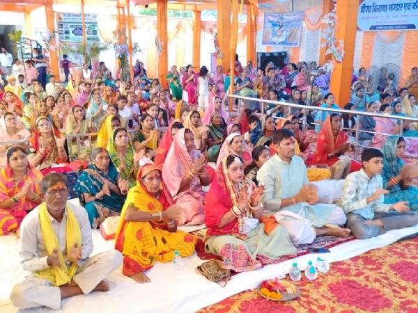 शिव महापुराण कथा का रसपान करते हुए श्रोतागण।