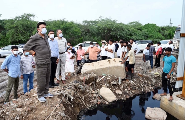 गुरुग्राम-फरीदाबाद रोड पर बंधवाड़ी कचरा प्रबंधन प्लांट का दौरा करते मंत्री राव नरबीर सिंह।