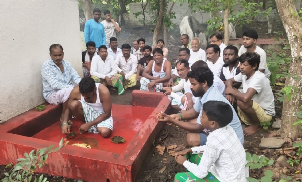 शिक्षा मंत्री रामदास सोरेन के लिए गांव वालों ने किया पूजा