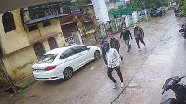 सतना में व्यापारी के घर नकाबपोश बदमाशों ने दिनदहाड़े की फायरिंग