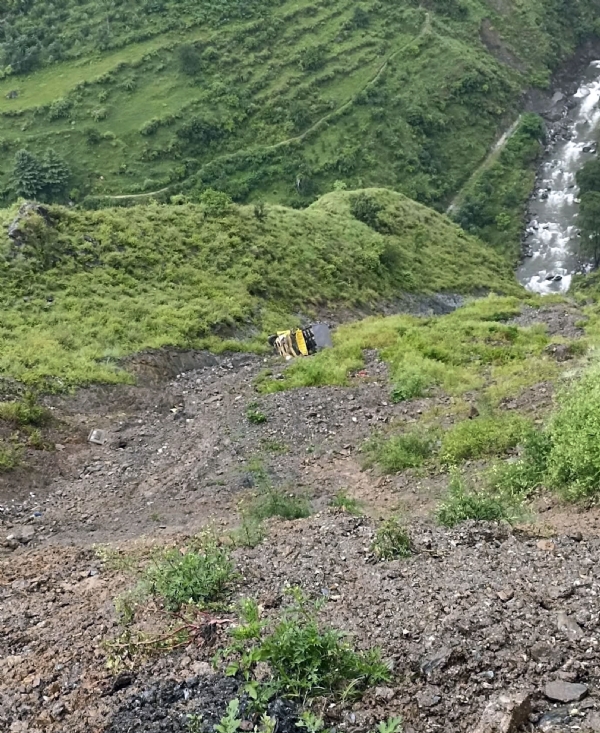 ढांक से गिरा टिप्पर