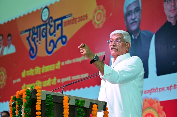 केंद्रीय मंत्री गजेंद्र सिंह शेखावत देहरादून में रक्षाबंधन कार्यक्रम को संबोधित करते।
