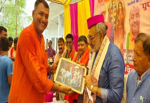 गिरिराज सिंह कायकम में सममानित हाेते