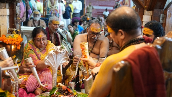 बेबी रानी मौर्य रुद्राभिषेक करती हुई