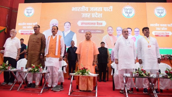 हर ​घर तिरंगा अभियान की बैठक में मंचासीन भाजपा नेता