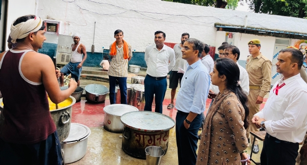 राहत शिविर में जिलाधिकारी व अन्य अधिकारी