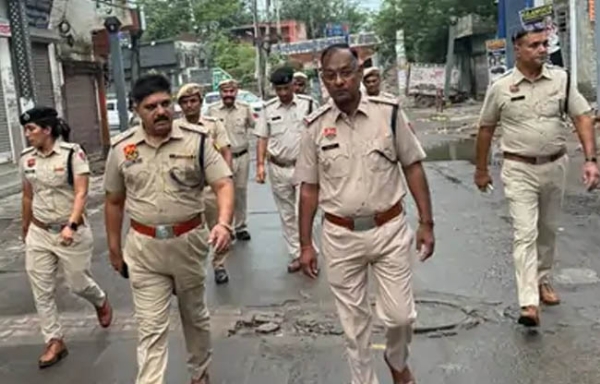 सोनीपत:  सहायक पुलिस आयुक्त राहुल देव पुलिस दल बल के साथ तलाशी अभियान चलाते हुए