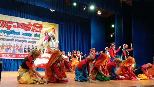 पौड़ी की ऑडिटोरियम  में आयोजित कार्यशाला में लोक नृत्य की प्रसिद्ध देते कलाकार
