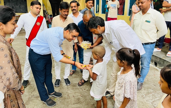 राहत शिविर में जिलाधिकारी व अन्य अधिकारी