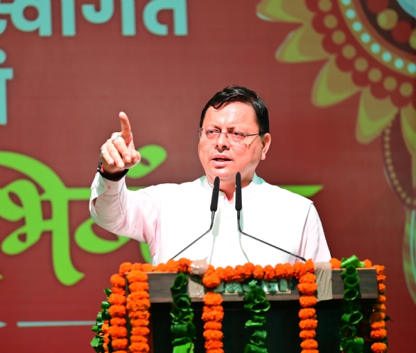 रक्षाबंधन कार्यक्रम को देहरादून में संबोधित करते  मुख्यमंत्री पुष्कर सिंह धामी।