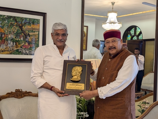 मंत्री सतपाल महाराज केंद्रीय पर्यटन एवं संस्कृति मंत्री गजेंद्र सिंह शेखावत से भेंट करते।