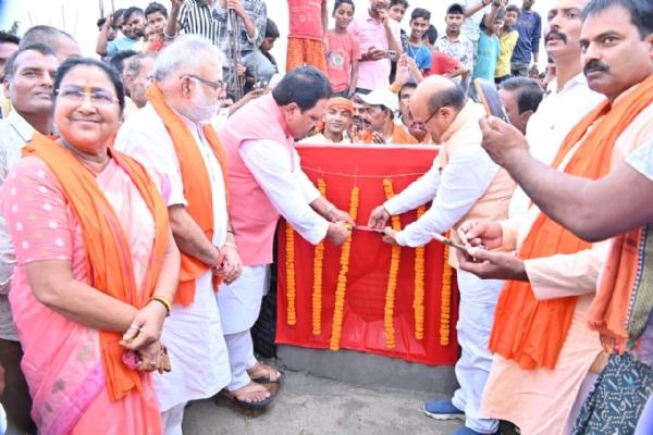 अररिया फोटो:सांसद और विधायक शिलान्यास करते