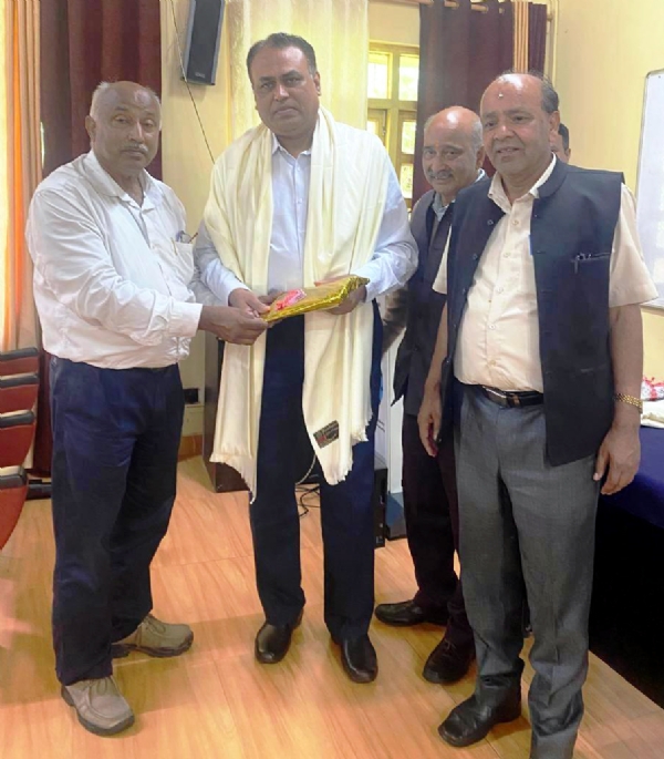 उत्तर प्रदेश सरकार के दिव्यांगजन आयुक्त प्रो. हिमांशु शेखर झा को प्रतीक चिन्ह भेंट करते डीएसबी परिसर के प्राध्यापक।