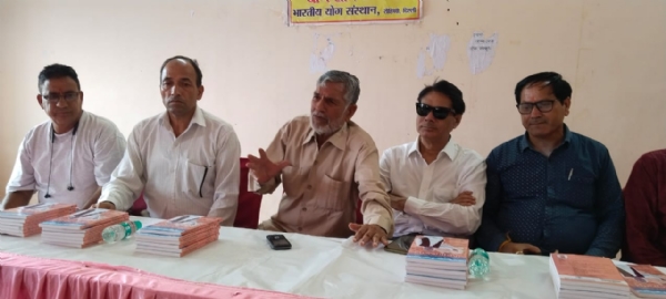 दिवाकर भट्ट वार्ता करते हुए